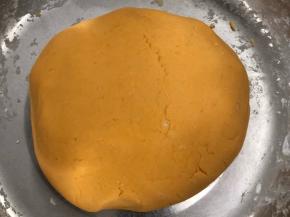 揉好的红薯面团。