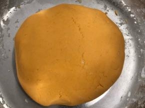 揉好的红薯面团。