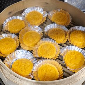 软糯香甜的红薯饼出炉啰，余温时就可以开吃啦。