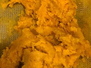 将红薯用勺子压成泥状。