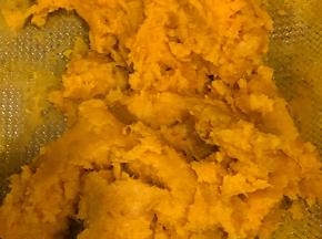 将红薯用勺子压成泥状。