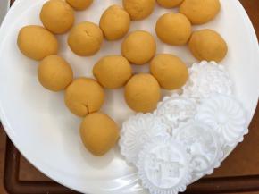 红薯面团分成25克一个，搓圆。