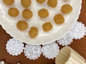 绿豆沙馅料分成12克一个，搓圆。