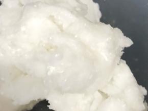 小麦淀粉中冲入100克的开水，快速搅拌，成团备用。