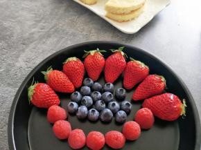 现在用水果进行装饰，洗干净水果，沥干水分。