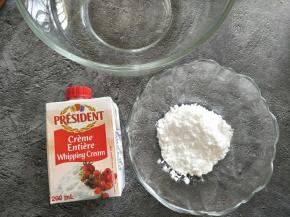 奶油倒入盆中，放冰箱冷藏，接着处理水果。