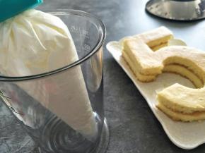 处理好后，拿出奶油倒入糖粉，完全打发。装入裱花袋，花嘴的选择可以根据自己喜好。我选了小圆。