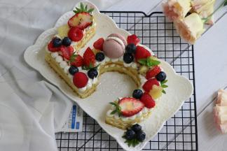 上面用水果加以装饰。