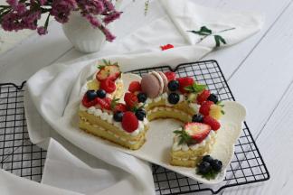 有模具的辅助，很容易做数字蛋糕，新手也能完成的高大上的蛋糕。