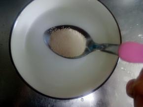 把酵母放入手温水里