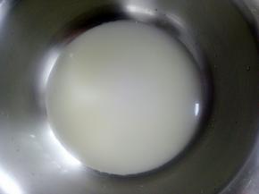 把酵母水和少许水倒入盆中