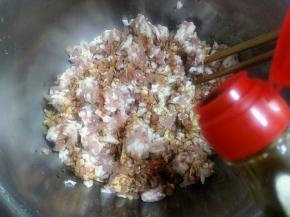 这时候调馅，肉馅里放入生抽