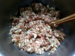 放入肉馅里
