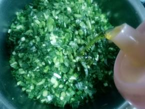 放肉馅上，给韭菜里放入适量的油，这样韭菜就形成一层保护膜不容易出水