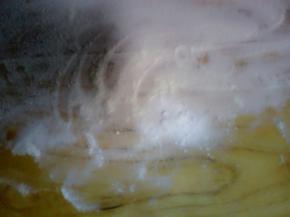 案板上放入面粉和碱面