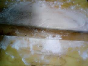 用擀面杖把碱面擀平，不能有小颗粒，以免揉不匀面团里会有碱块