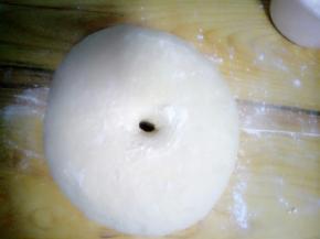面团揉匀，用手指在中间戳一个洞