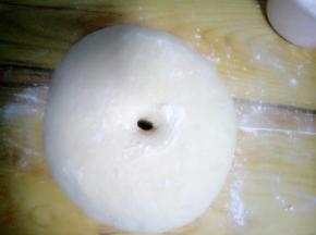 面团揉匀，用手指在中间戳一个洞