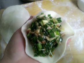 手掌呈弯曲状，放一张皮，放入馅