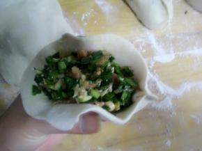 尾部挤进去捏住