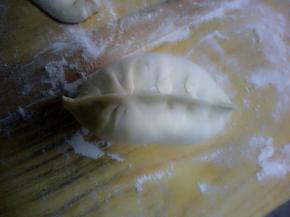 左边折一下捏住，然后右边折一下捏住，就是这样