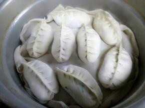 锅中放入篦子和蒸布，把捏好的包子放进去，中火