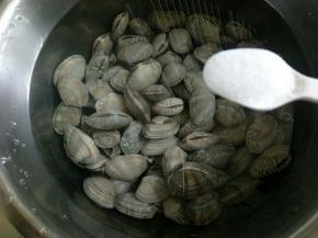 蛤蜊放入盐