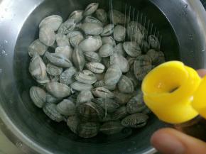 香油提前用水泡泡，提前泡一两个小时，让蛤蜊吐吐沙子