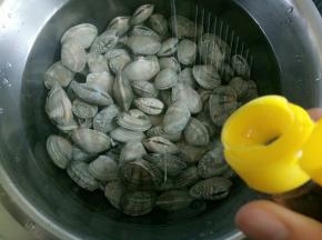 香油提前用水泡泡，提前泡一两个小时，让蛤蜊吐吐沙子