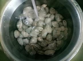 泡好以后用水洗干净，多淘洗几遍