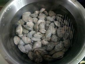 洗净后放入锅中煮开