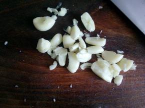 这时候准备配料，蒜拍散，切几下