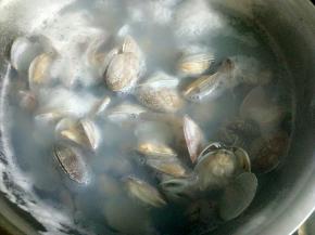 蛤蜊煮开以后关火