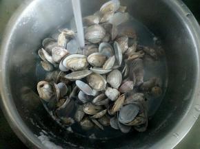 再用水冲洗两遍，这样沙子就基本上没有了