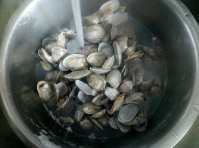 再用水冲洗两遍，这样沙子就基本上没有了