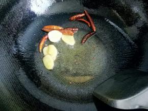 放入干红椒和生姜