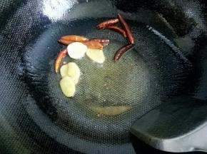 放入干红椒和生姜
