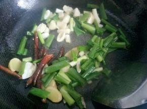 再放入葱和蒜，炒香