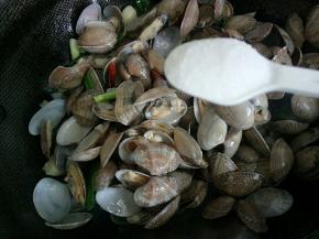 翻炒均匀后放盐