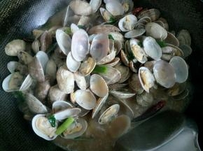 炒至蛤蜊入味，关火