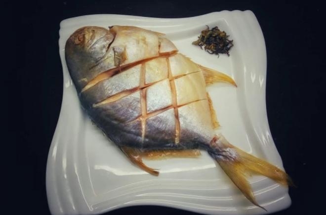 茶香熏烤鲳鱼