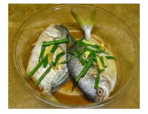 鲳鱼放入盘里加入葱，姜，料酒，盐，十三香放冰箱冷藏腌制过夜。
