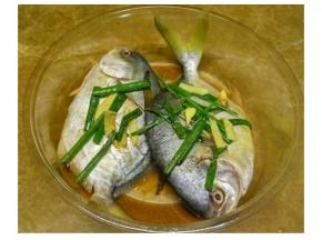 鲳鱼放入盘里加入葱，姜，料酒，盐，十三香放冰箱冷藏腌制过夜。