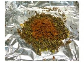  撕一张大锡纸在锡纸加上茶叶、红糖粉