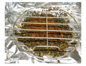 在茶叶上方放上蒸架