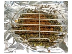 在茶叶上方放上蒸架