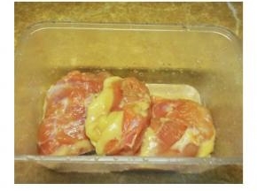 鸡腿肉洗净沥干水，放入料酒、盐、黑胡椒、生粉，抓均匀腌制半小时