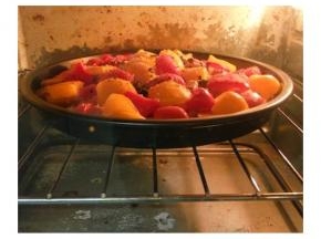 烤箱预热好后中层上下火180度烤35分钟，烤至鸡肉南瓜熟透即可出炉