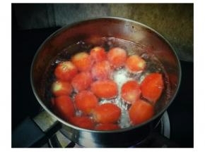 圣女果划十字放入水里煮开，皮外翻关火