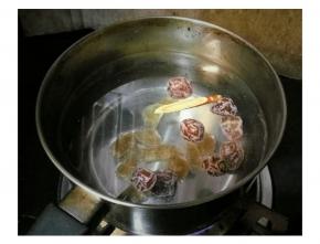 将所有材料加水放入锅里煮20分钟出味